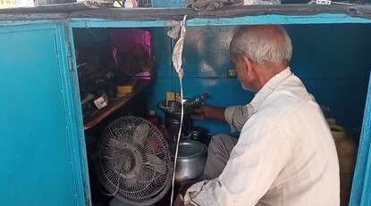 কাঠের বাক্সে দোকান সাজিয়ে বসে শংকর জয়সওয়াল।