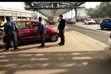 রাত পোহালেই কলকাতায় পুরভোট, নির্বাচনে সন্ত্রাস এড়াতে হাওড়া ব্রীজে চলছে নাকা চেকিং। রাত পোহালেই কলকাতায় পুরভোট, নির্বাচনে সন্ত্রাস এড়াতে হাওড়া ব্রীজে চলছে নাকা চেকিং।