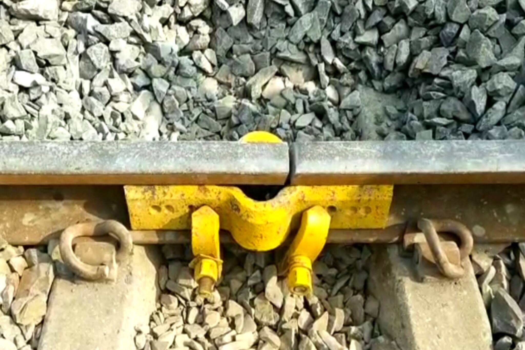 South 24 Parganas News- রেল লাইনে ফাটল, অল্পের জন্য রক্ষা পেল লোকাল ট্রেন