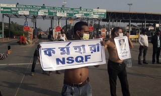 ডেবরা টোল প্লাজায় অবরোধ