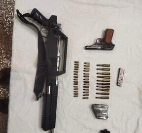 দুষ্কৃতীদের কাছে থেকে উদ্ধার হওয়া অস্ত্রগুলি। দুষ্কৃতীদের কাছে থেকে উদ্ধার হওয়া অস্ত্রগুলি।