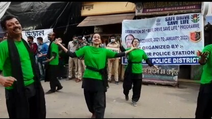 পুলিশের উদ্যোগে পথনাটিকার মাধ্যমে চলছে সচেতনতা প্রচার