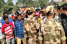 ক্ষতিপূরণ ও নিরাপত্তার দাবিতে হলদিয়া আইওসি রিফাইনারি কারখানার সামনে শ্রমিকদের বিক্ষোভ