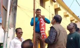 পুনরায় লাগানো হচ্ছে বাম শ্রমিক সংগঠনের (AITUC) র পতাকা