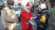 সান্তাক্লজের বেশে 'সেফ ড্রাইভ সেভ লাইফ' প্রচার পুলিশকর্মীর। সান্তাক্লজের বেশে 'সেফ ড্রাইভ সেভ লাইফ' প্রচার পুলিশকর্মীর।