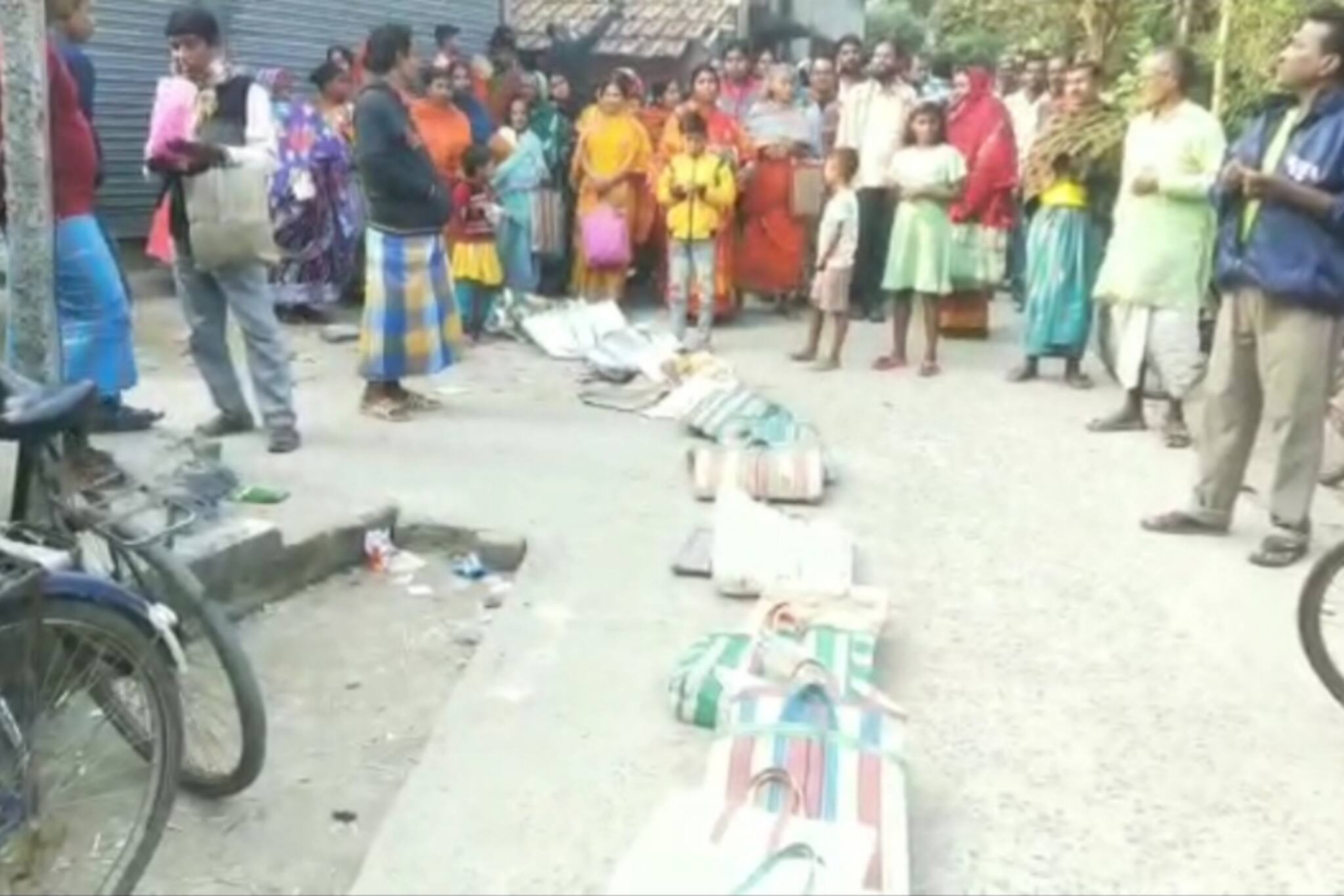 তিন মাস ধরে রেশন না পাওয়ায় রেশন ডিলারের ঘরে তালা দিয়ে বিক্ষোভ স্থানীয়দের।