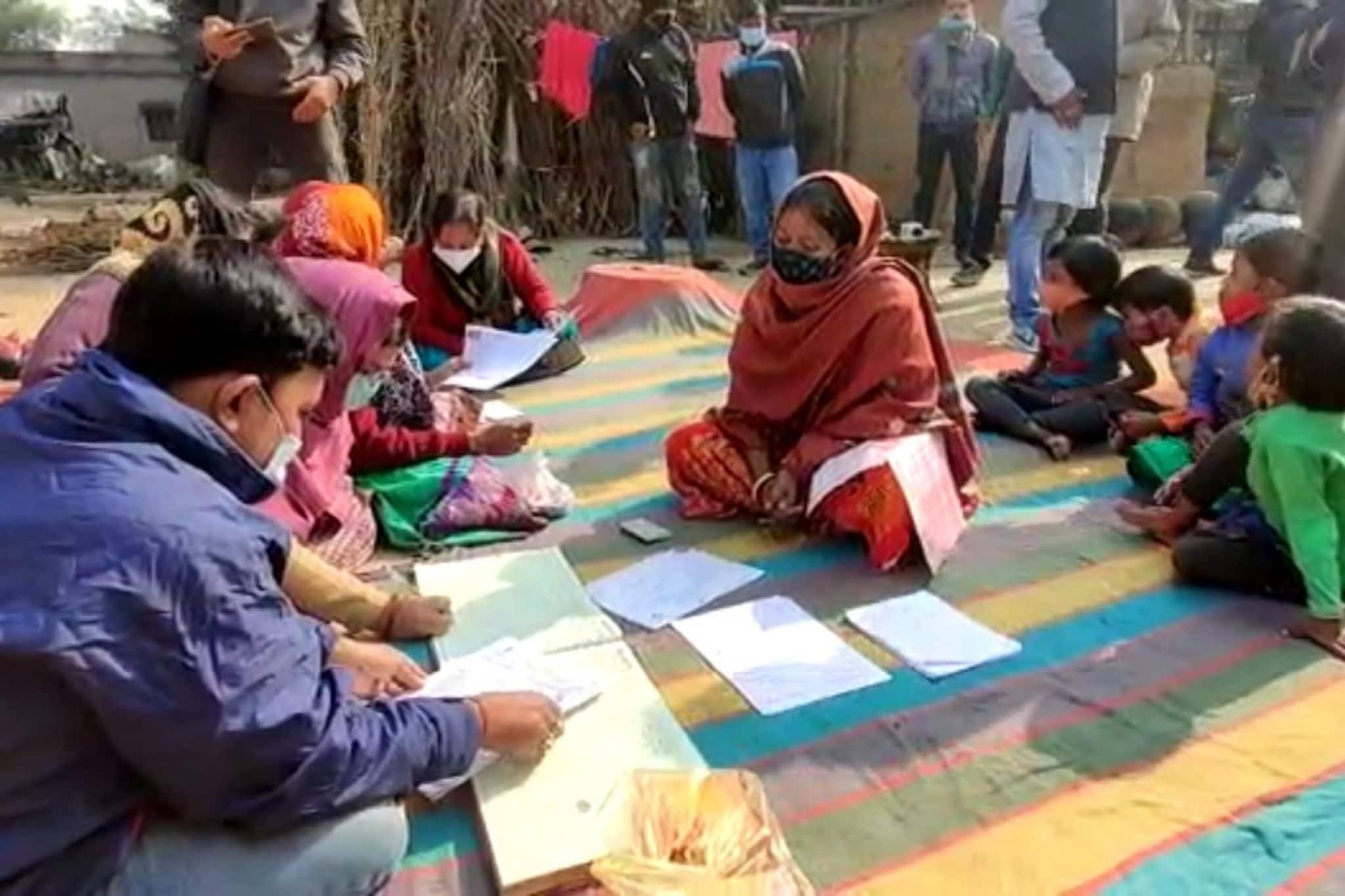 দুয়ারে শিশু ভর্তি, শিশুদের স্কুলে ভর্তি করতে অভিনব উদ্যোগ বীরভূমে।
