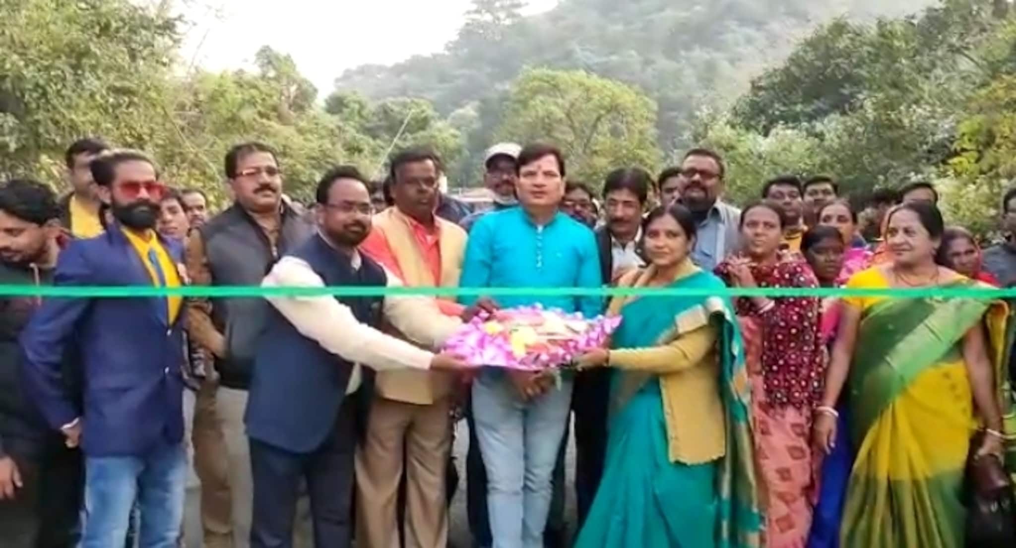 West Bardhaman News- পিকনিকের মরশুমে মাইথনে পর্যটকদের স্বাগত জানাতে নতুন প্রবেশদ্বারের উদ্বোধন।