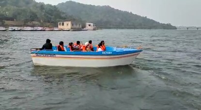 বড়দিনের আগেই মাইথনে পিকনিক করতে আসা মানুষজনের ভিড়।