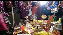 বড়দিনের আগের রাতে কেকের দোকানে ভিড় মাজদিয়ায়। বড়দিনের আগের রাতে কেকের দোকানে ভিড় মাজদিয়ায়।