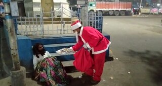 আসানসোলের রাস্তায় উপহার হাতে স্যান্টাক্লজ।