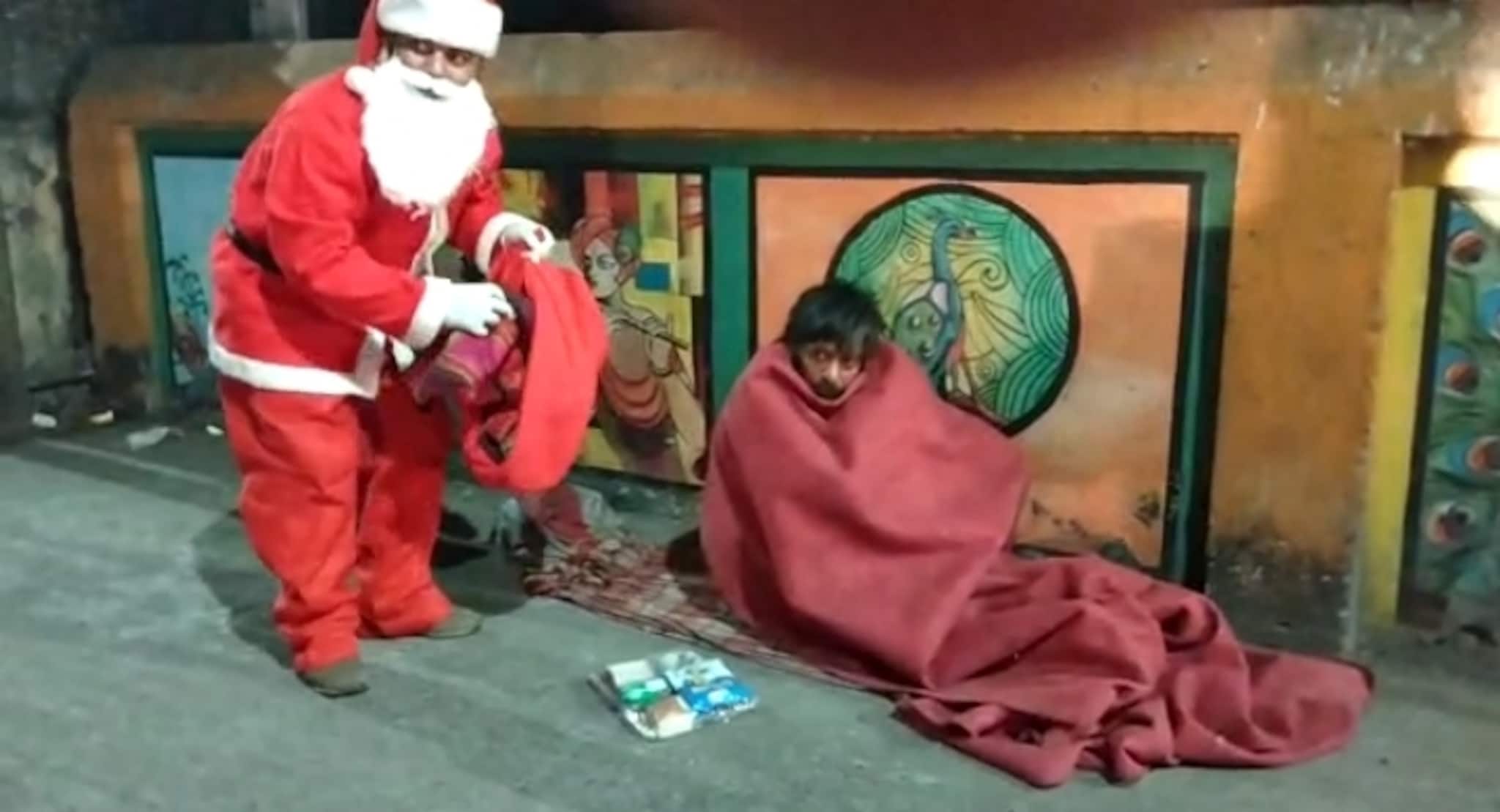 West Bardhaman Christmas- বড়দিনের সন্ধ্যায় আসানসোলের রাস্তায় ঘুরছে সান্তাক্লজ, দিচ্ছে উপহার। দেখুন ভিডিও।