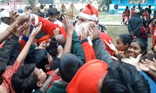 'গোমড়া মুখ' পুলিশ কাকুরাই বড়দিনের সান্তাক্লজ! 'গোমড়া মুখ' পুলিশ কাকুরাই বড়দিনের সান্তাক্লজ!