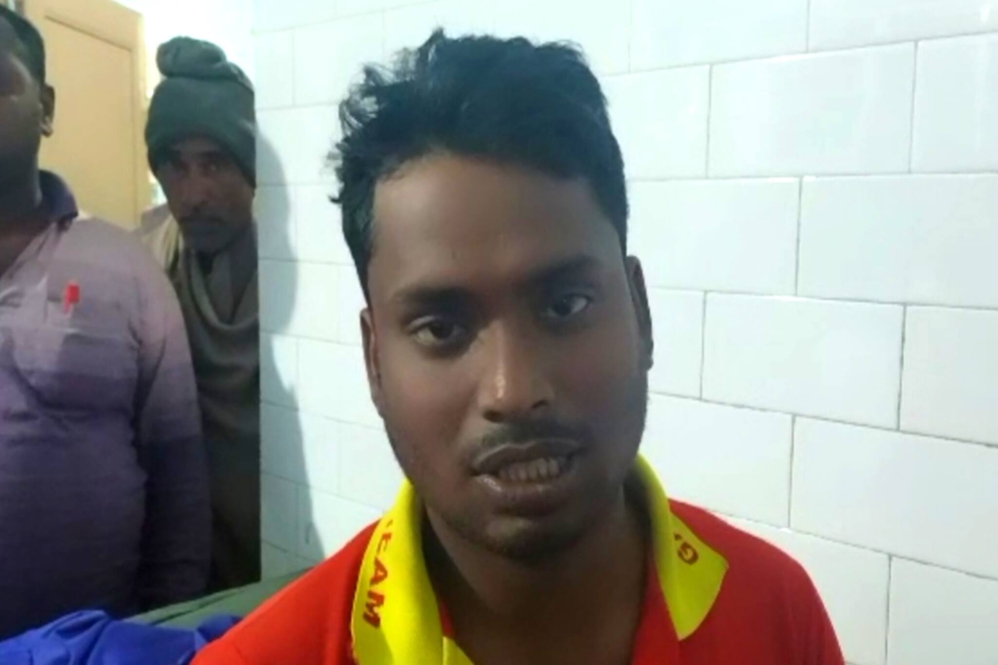 South 24 Parganas: দু'টুকরো সাপ নিয়েই হাসপাতালে হাজির রোগী