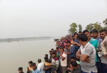 রোগী নিয়ে ভাগীরথী নদীতে গাড়ি ডুবে গেল শক্তিপুর ফেরি ঘাটে। রোগী নিয়ে ভাগীরথী নদীতে গাড়ি ডুবে গেল শক্তিপুর ফেরি ঘাটে।
