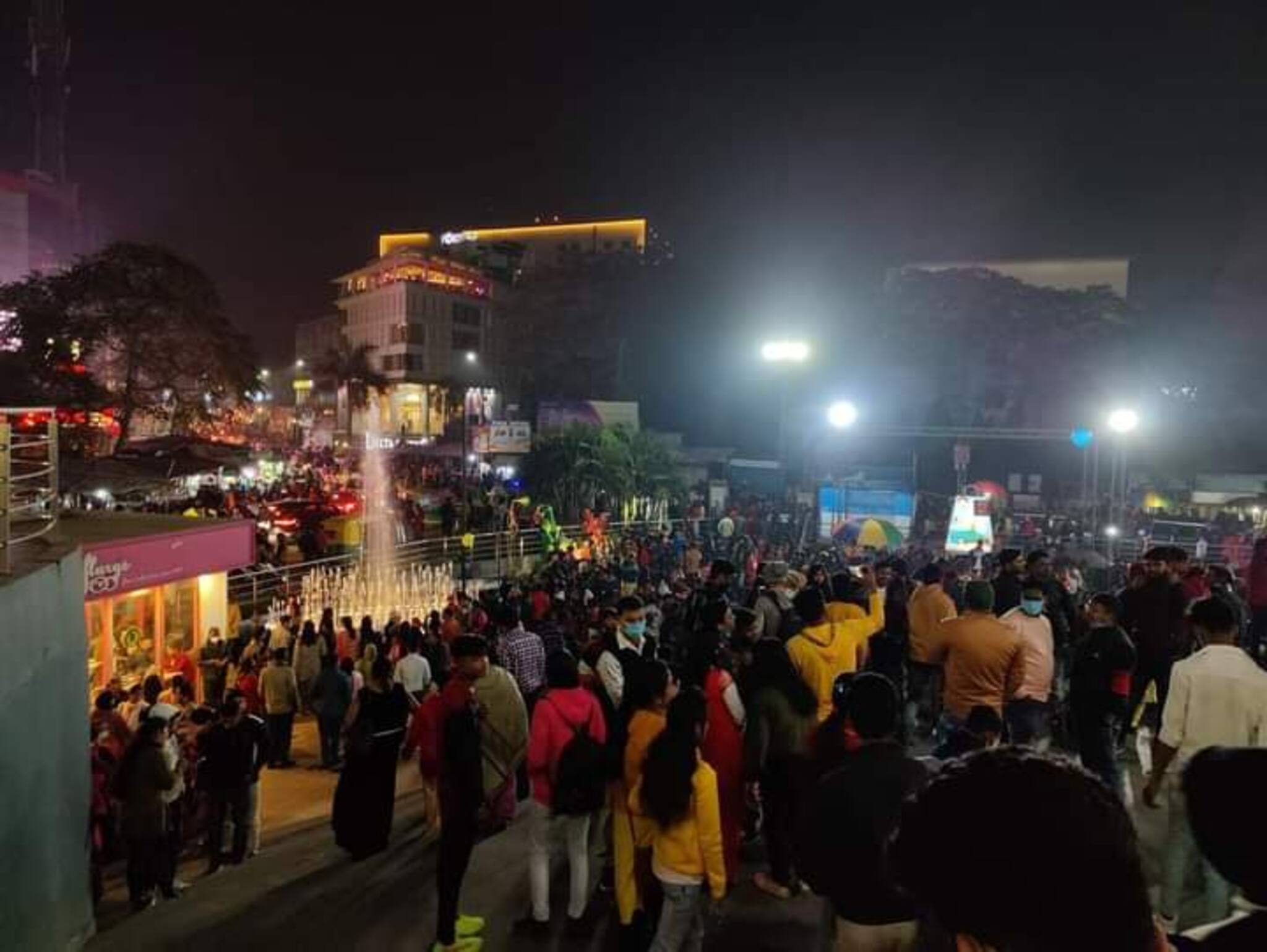 West Bardhaman News- শুধু পার্কস্ট্রিট নয়! বড়দিনে উন্মাদনার ভিড় দেখেছে দুর্গাপুরও।