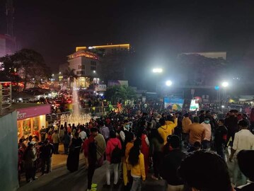 শপিং মলের বাইরে বহু মানুষের ভিড়। বেশিরভাগ মানুষের মুখে নেই মাস্ক। শপিং মলের বাইরে বহু মানুষের ভিড়। বেশিরভাগ মানুষের মুখে নেই মাস্ক।