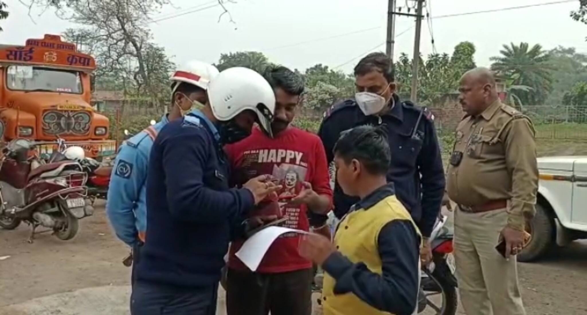 West Bardhaman News- বাসকর্মীর দায়িত্বহীনতা। পথ হারানো কিশোরকে বাড়ি ফেরাল ট্রাফিক পুলিশ।