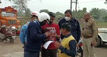 পথ হারানো কিশোরকে বাড়ি ফেরাল ট্রাফিক পুলিশ। পথ হারানো কিশোরকে বাড়ি ফেরাল ট্রাফিক পুলিশ।