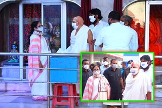 কপিল মুনির আশ্রম পরিদর্শনে মুখ্যমন্ত্রী সঙ্গে রয়েছেন আশ্রম প্রধান