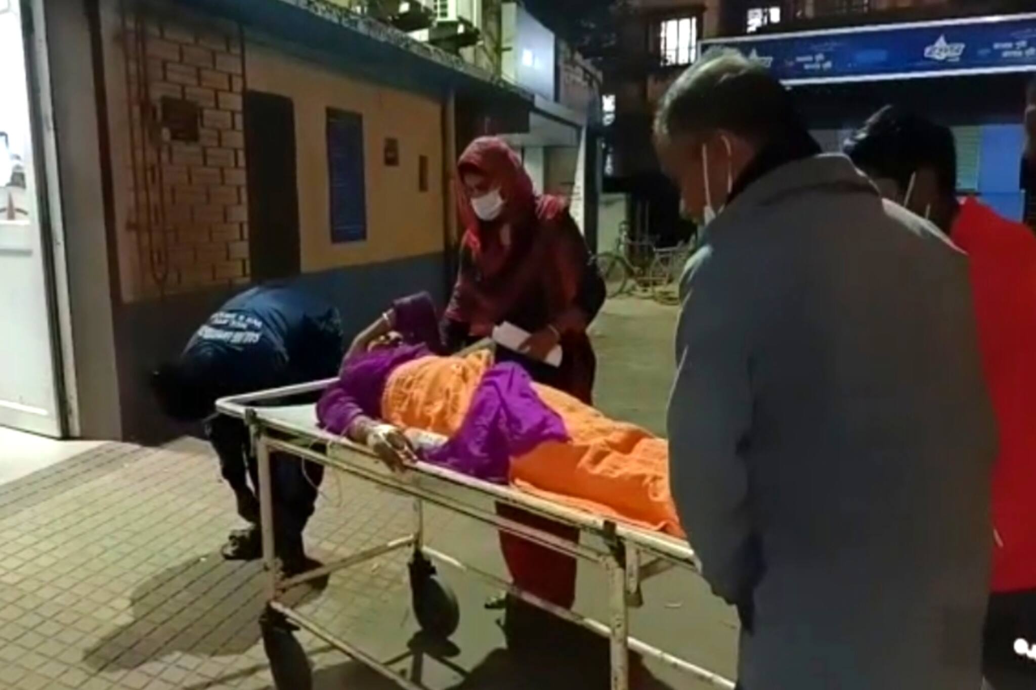 South 24 Parganas News- পারিবারিক বিবাদের জেরে স্ত্রীকে গুলি করে খুনের চেষ্টা স্বামীর