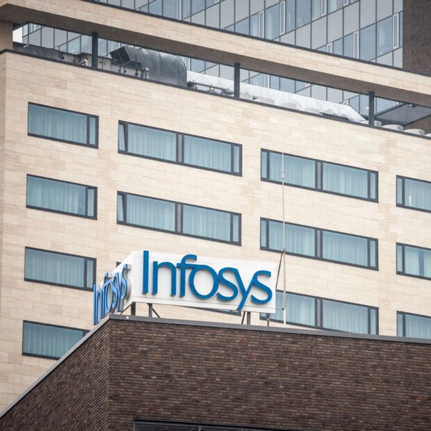 ইনফোসিস ইনফোসিসেরও (Infosys) এই ব্যাপারে পরিকল্পনা মিশ্র। যার প্রথম ধাপে তারা এমন কর্মীদেরই বাড়িতে থেকে কাজের সুযোগ দিতে চাইছে যাদের ঠিকানা অফিসের কাছাকাছি, দরকার হলে সপ্তাহে দু'বার অন্তত যাতে অফিসে হাজিরা দেওয়া যায়। পরের ধাপে তারা ডেভেলপমেন্ট সেন্টার থেকে দূরে অবস্থিত কর্মীদের অফিসে আনার কথা ভাবছে ঠিকই, কিন্তু সেই সঙ্গে হাইব্রিড মডেল চালিয়ে যাওয়ার দিকেও জোর দিচ্ছে।