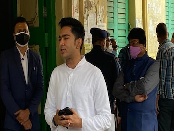 ভোট দিতে এলেন অভিষেক বন্দ্যোপাধ্যায়৷ 