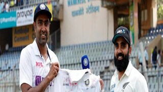 আজাজের হাতে সই করা জার্সি তুলে দিচ্ছেন অশ্বিন