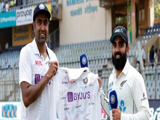 আজাজের হাতে সই করা জার্সি তুলে দিচ্ছেন অশ্বিন