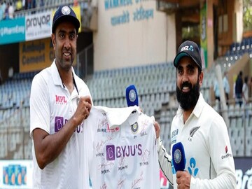 আজাজের হাতে সই করা জার্সি তুলে দিচ্ছেন অশ্বিন