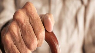 ১৮ বছর বয়স থেকে কেউ যদি অটল পেনশন যোজনার অন্তর্ভুক্ত হন, তাহলে ৪০ বছর বয়স অবধি মাসে ২১০ টাকা করে জমা দিলেই ৬০ বছর বয়সের পর মাসিক ৫০০০ টাকা করে পেনশন পাওয়া যাবে। অটল পেনশন যোজনা কেবলমাত্র একটি খাতা খুলতে পারবেন আপনি। তবে এ ক্ষেত্রে স্বামী স্ত্রী আলাদা আলাদা খাতা খুলতে পারেন।