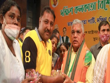 দিলীপ ঘোষের সঙ্গে অনির্বাণ চট্টোপাধ্যায়৷ 