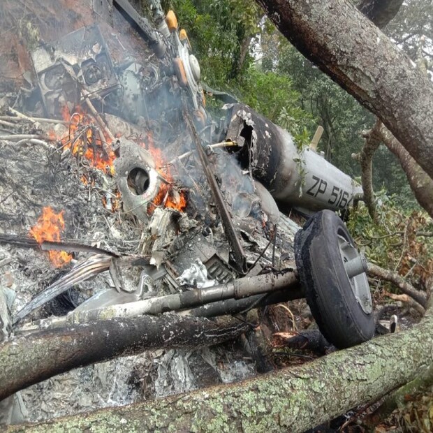 রুশ প্রযুক্তিতে তৈরি ভারতীয় বায়ুসেনার এমআই-১৭ভি৫ হেলিকপ্টারটি ভেঙে পড়ার সঙ্গে সঙ্গেই তাতে আগুন ধরে যায়৷ যদিও দুর্ঘটনার কারণ এখনও স্পষ্ট নয়৷ দুর্ঘটনার প্রকৃত কারণ জানতে কোর্ট অফ ইনকয়্যারির নির্দেশ দিয়েছে বায়ুসেনা৷ তবে এমআই ১৭ সিরিজের এই হেলিকপ্টার খুবই অত্যাধুনিক মানের বলেই জানাচ্ছেন প্রাক্তন সেনাকর্তারা৷ 