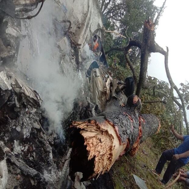 প্রধানমন্ত্রী নরেন্দ্র মোদিকে দুর্ঘটনা সম্পর্কে বিস্তারিত জানিয়েছেন প্রতিরক্ষামন্ত্রী রাজনাথ সিং৷ সংসদেও বিবৃতি দেওয়ার কথা তাঁর৷ দুর্ঘটনাস্থলেও যেতে পারেন প্রতিরক্ষামন্ত্রী৷ 