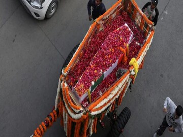 শেষ যাত্রায় বিপিন রাওয়াত৷ Photo- Anushree Fadnavis/Reuters