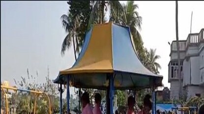 পার্কে খেলাচ্ছলেই হল স্কুলের ক্লাস৷ পার্কে খেলাচ্ছলেই হল স্কুলের ক্লাস৷