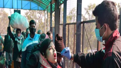 নয়াদিল্লি স্টেশনে যাত্রীদের করোনা পরীক্ষার জন্য নমুনা সংগ্রহের কাজ চলছে৷ Photo-PTI/Shahbaz Khan নয়াদিল্লি স্টেশনে যাত্রীদের করোনা পরীক্ষার জন্য নমুনা সংগ্রহের কাজ চলছে৷ Photo-PTI/Shahbaz Khan