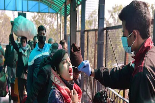 নয়াদিল্লি স্টেশনে যাত্রীদের করোনা পরীক্ষার জন্য নমুনা সংগ্রহের কাজ চলছে৷ Photo-PTI/Shahbaz Khan