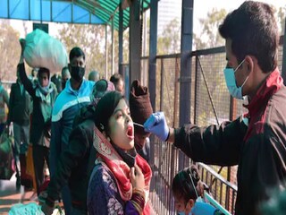 নয়াদিল্লি স্টেশনে যাত্রীদের করোনা পরীক্ষার জন্য নমুনা সংগ্রহের কাজ চলছে৷  Photo-PTI/Shahbaz Khan