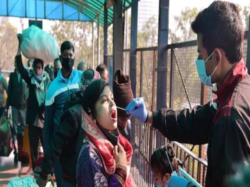 নয়াদিল্লি স্টেশনে যাত্রীদের করোনা পরীক্ষার জন্য নমুনা সংগ্রহের কাজ চলছে৷  Photo-PTI/Shahbaz Khan