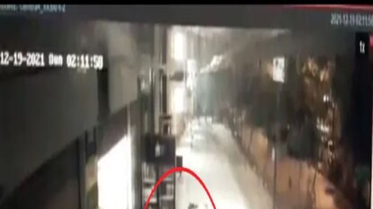 সোশ্যাল মিডিয়ায় ঝড়ের গতিতে ভাইরাল সিসিটিভি ফুটেজ সোশ্যাল মিডিয়ায় ঝড়ের গতিতে ভাইরাল সিসিটিভি ফুটেজ