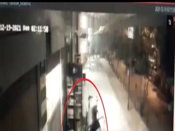 সোশ্যাল মিডিয়ায় ঝড়ের গতিতে ভাইরাল সিসিটিভি ফুটেজ 