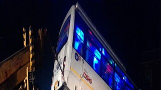 নয়ানজুলি থেকে উদ্ধার করা হচ্ছে বাসটিকে৷