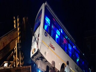 নয়ানজুলি থেকে উদ্ধার করা হচ্ছে বাসটিকে৷