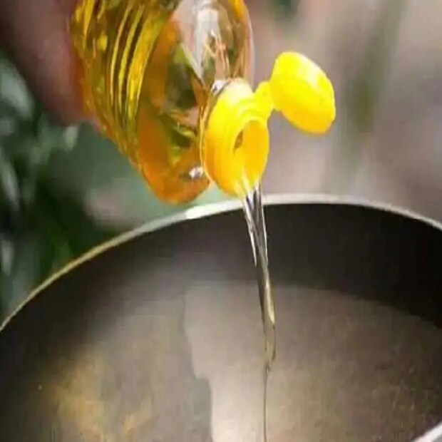 রাশিয়া- ইউক্রেন যুদ্ধের আশঙ্কা শুরু হতেই বাড়ছিল ভোজ্য তেলের দাম৷ আর যুদ্ধ শুরু হতে না হতেই হু হু করে তেলের দাম চড়তে শুরু করেছে৷ কারণ গোটা বিশ্বে রাশিয়া এবং ইউক্রেনই সূর্যমুখী থেকে তৈরি তেল বা সানফ্লাওয়ার অয়েলের মূল উৎপাদক এবং রপ্তানীকারী৷ প্রতীকী ছবি৷