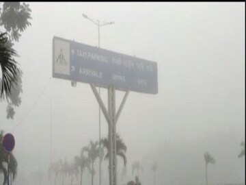 ঘন কুয়াশার চাদরে ঢাকা বিমানবন্দর চত্বর৷ 