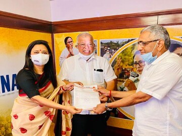 জোট গঠনের সিদ্ধান্তের পর দীপক ধাভিলকর ও লুইজিনহো ফেলেইরোর সঙ্গে মহুয়া মৈত্র৷ Photo- Twitter