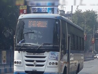 অল বেঙ্গল বাস মিনিবাস সমন্বয় সমিতির সাধারণ সম্পাদক রাহুল চট্টোপাধ্যায় জানিয়েছেন, প্রতিদিন রাজ্যের বিভিন্ন প্রান্ত থেকে বাস বন্ধ হয়ে যাওয়ার খবর পাচ্ছি৷ মালিকদের পিঠ ঠেকে গেছে দেওয়ালে। এভাবে চালানো সম্ভব নয়।'' অন্যদিকে, খারাপ অবস্থা উত্তরবঙ্গের বাস মালিকদের। কারণ করোনার জেরে পর্যটক কমেছে। দ্বিতীয়ত শিলিগুড়ি, বালুরঘাট, মালদা থেকে বাস ভর্তি যাত্রী কলকাতা, দীঘা, বর্ধমান, দূর্গাপুর, খড়গপুর, আসানসোল আসছেন না। ফলে ফাঁকা আসন নিয়েই কিছুদিন যাতায়াত করে আপাতত বাস বন্ধ করে দেওয়া হল। অল বেঙ্গল বাস মিনিবাস সমন্বয় সমিতির সাধারণ সম্পাদক রাহুল চট্টোপাধ্যায় জানিয়েছেন, প্রতিদিন রাজ্যের বিভিন্ন প্রান্ত থেকে বাস বন্ধ হয়ে যাওয়ার খবর পাচ্ছি৷ মালিকদের পিঠ ঠেকে গেছে দেওয়ালে। এভাবে চালানো সম্ভব নয়।'' অন্যদিকে, খারাপ অবস্থা উত্তরবঙ্গের বাস মালিকদের। কারণ করোনার জেরে পর্যটক কমেছে। দ্বিতীয়ত শিলিগুড়ি, বালুরঘাট, মালদা থেকে বাস ভর্তি যাত্রী কলকাতা, দীঘা, বর্ধমান, দূর্গাপুর, খড়গপুর, আসানসোল আসছেন না। ফলে ফাঁকা আসন নিয়েই কিছুদিন যাতায়াত করে আপাতত বাস বন্ধ করে দেওয়া হল।