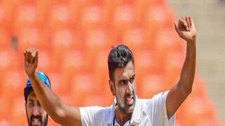 তৃতীয় দিনের শেষে ভারতের সবচেয়ে সফল বোলার অশ্বিন। তিনটি উইকেট নিলেন