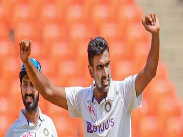 তৃতীয় দিনের শেষে ভারতের সবচেয়ে সফল বোলার অশ্বিন। তিনটি উইকেট নিলেন